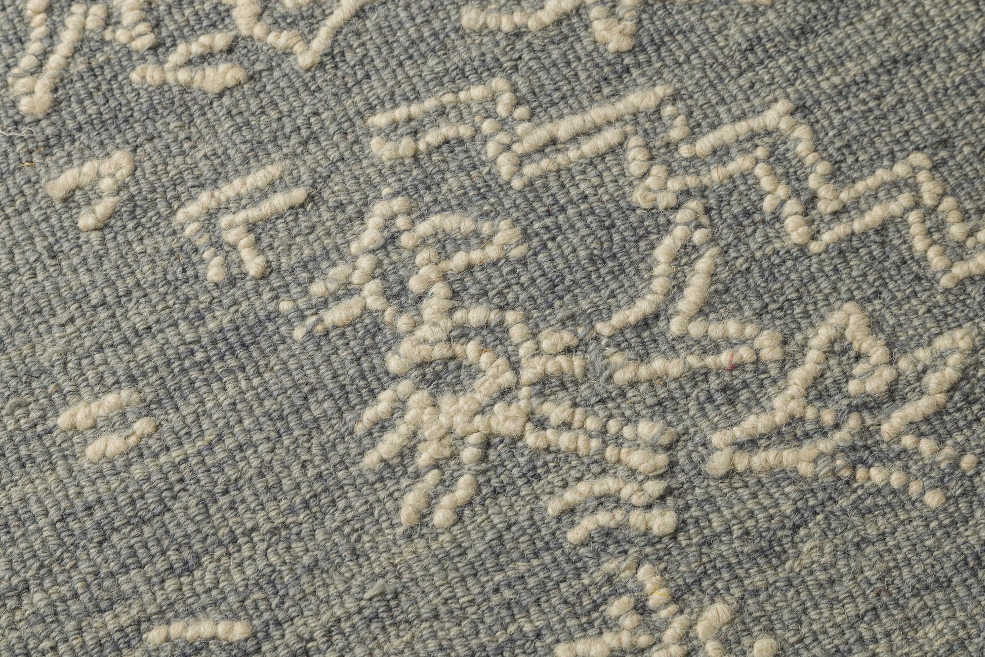Grey Petals - Handcrafted Wool Carpet - Wool - 7*5 ft