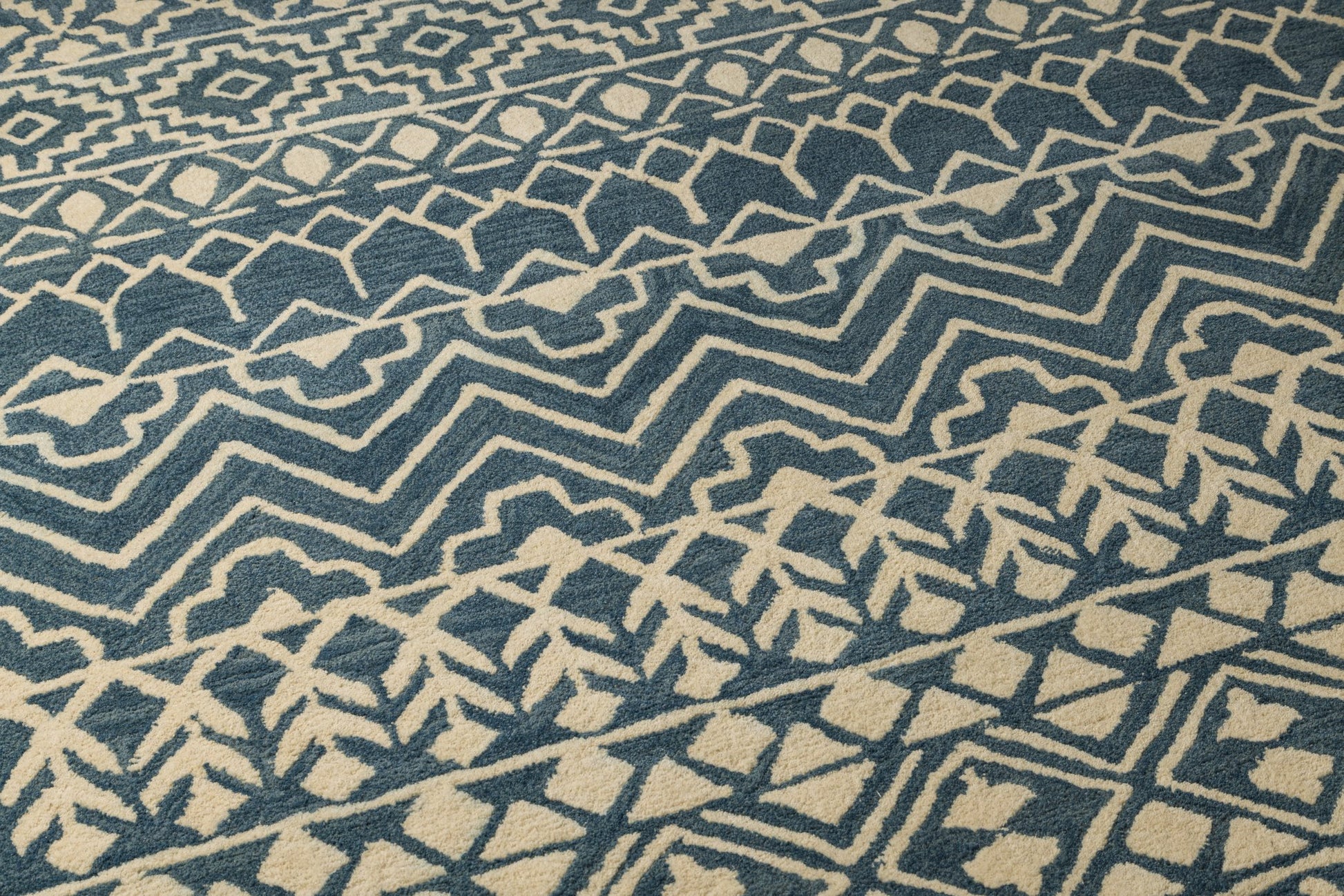 Tribal Rhythm – Handcrafted Wool Rug - 100% New Zeland Wool - 8*10