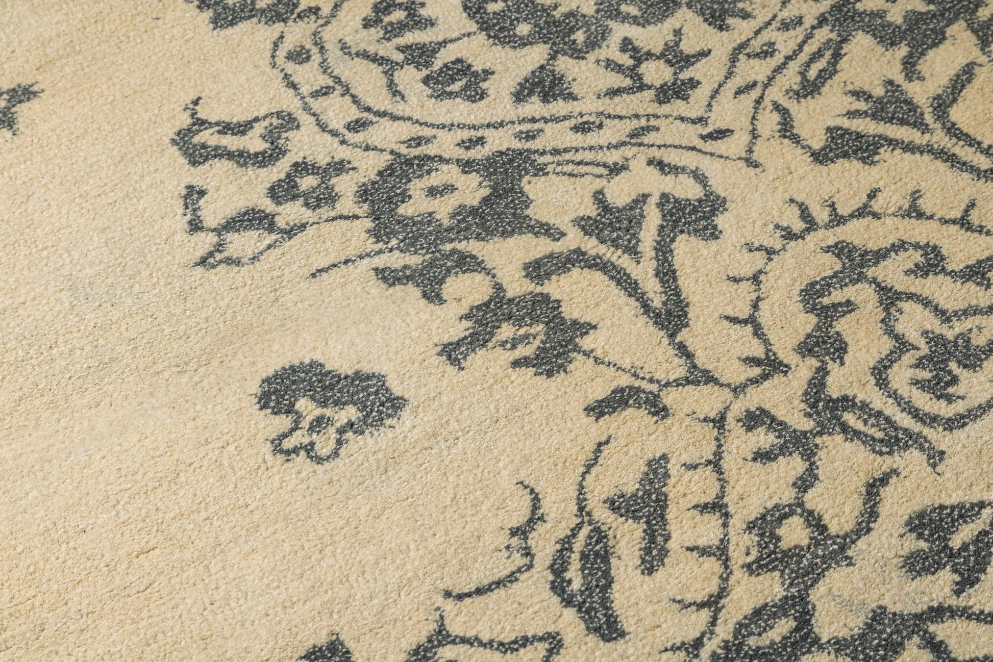 Ivory Heritage Bloom – Handcrafted Silk Wool Rug - 60% New Zeland Wool + 40% Silk - 8*10
