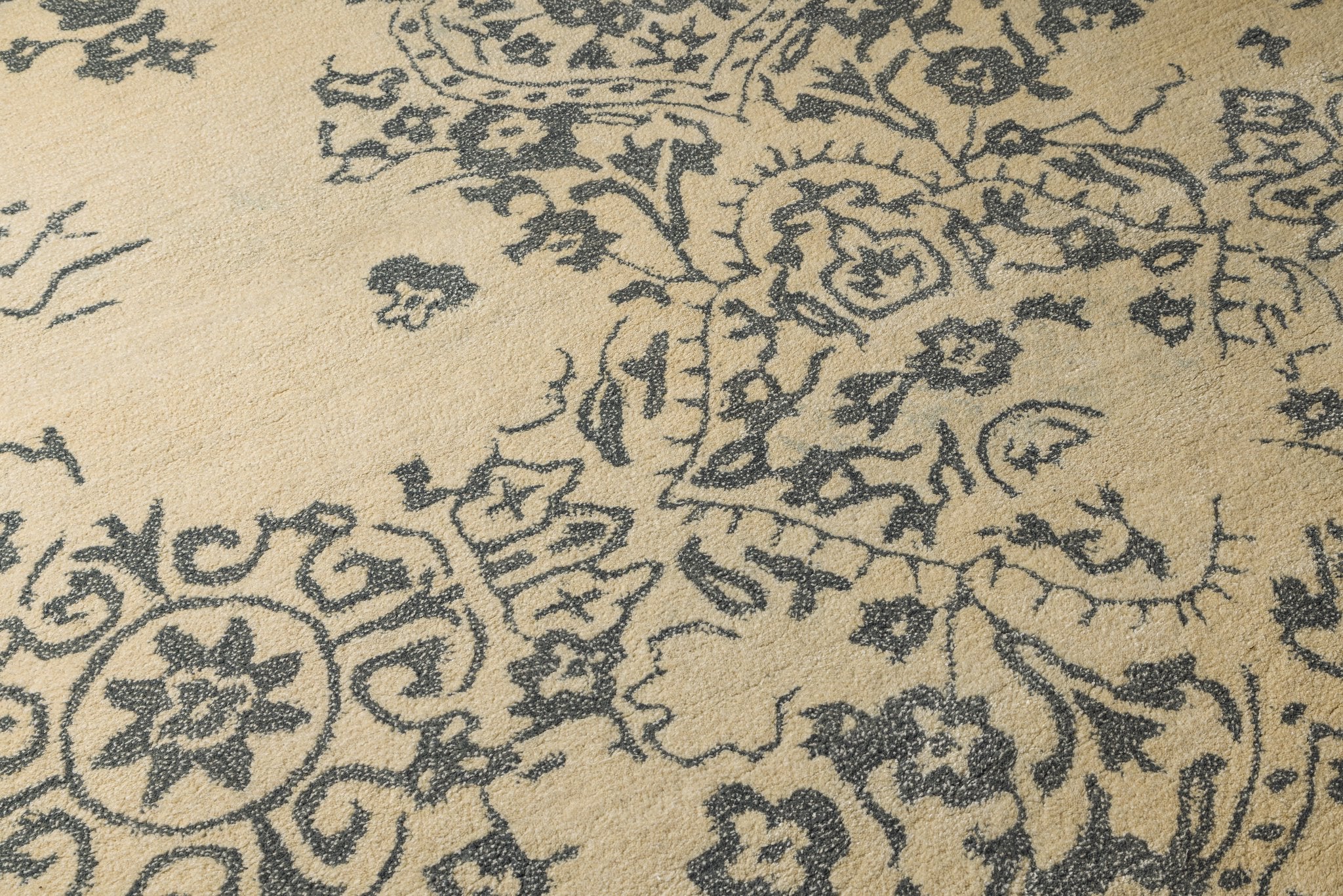 Ivory Heritage Bloom – Handcrafted Silk Wool Rug - 60% New Zeland Wool + 40% Silk - 8*10