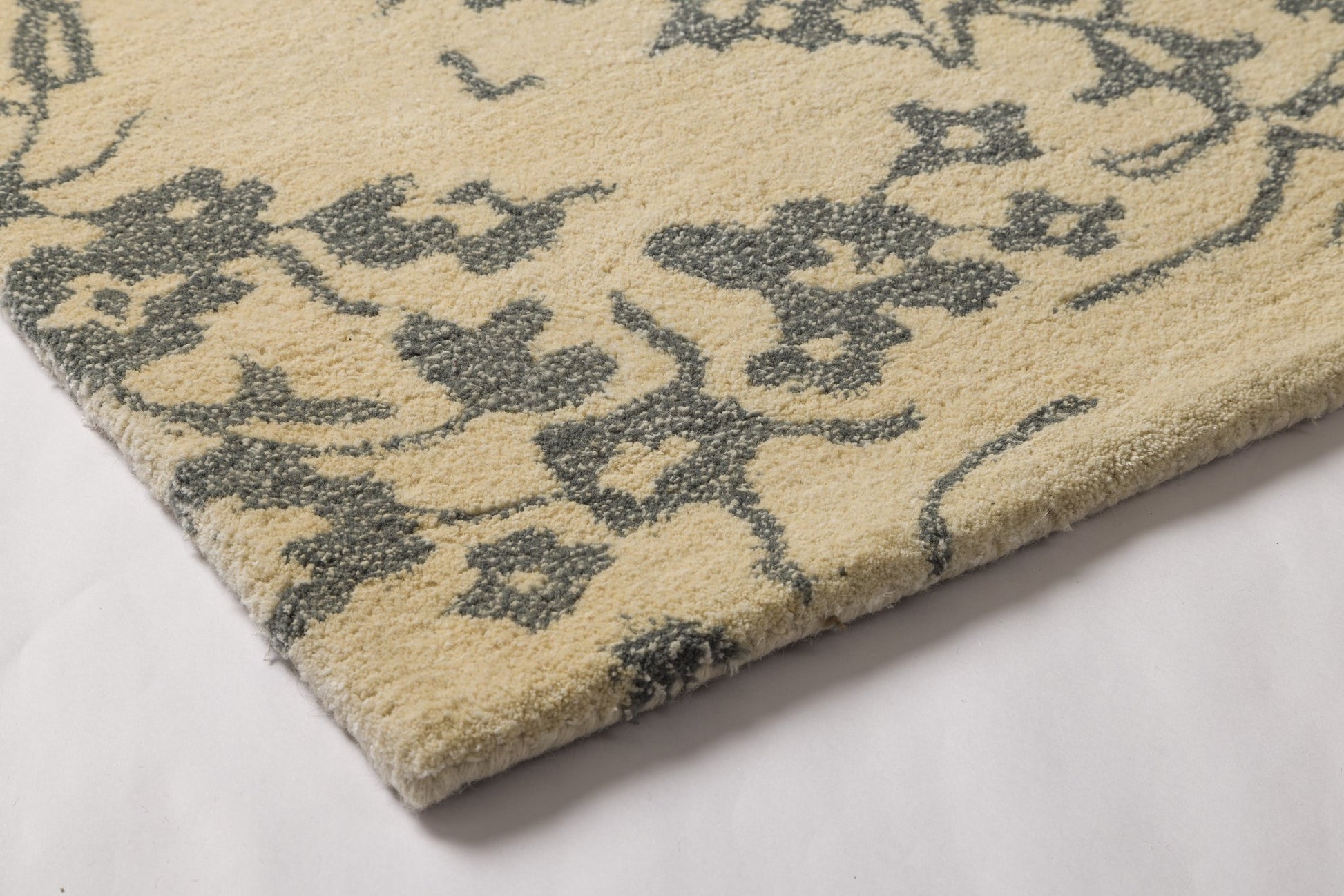 Ivory Heritage Bloom – Handcrafted Silk Wool Rug - 60% New Zeland Wool + 40% Silk - 8*10