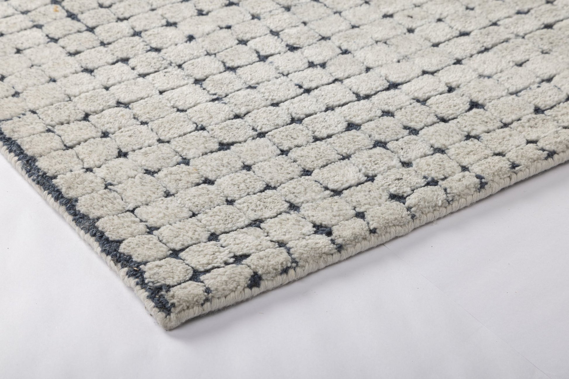 Ink Grid Whisper - Handcrafted Wool Carpet - 100 % Wool - 8*5 ft