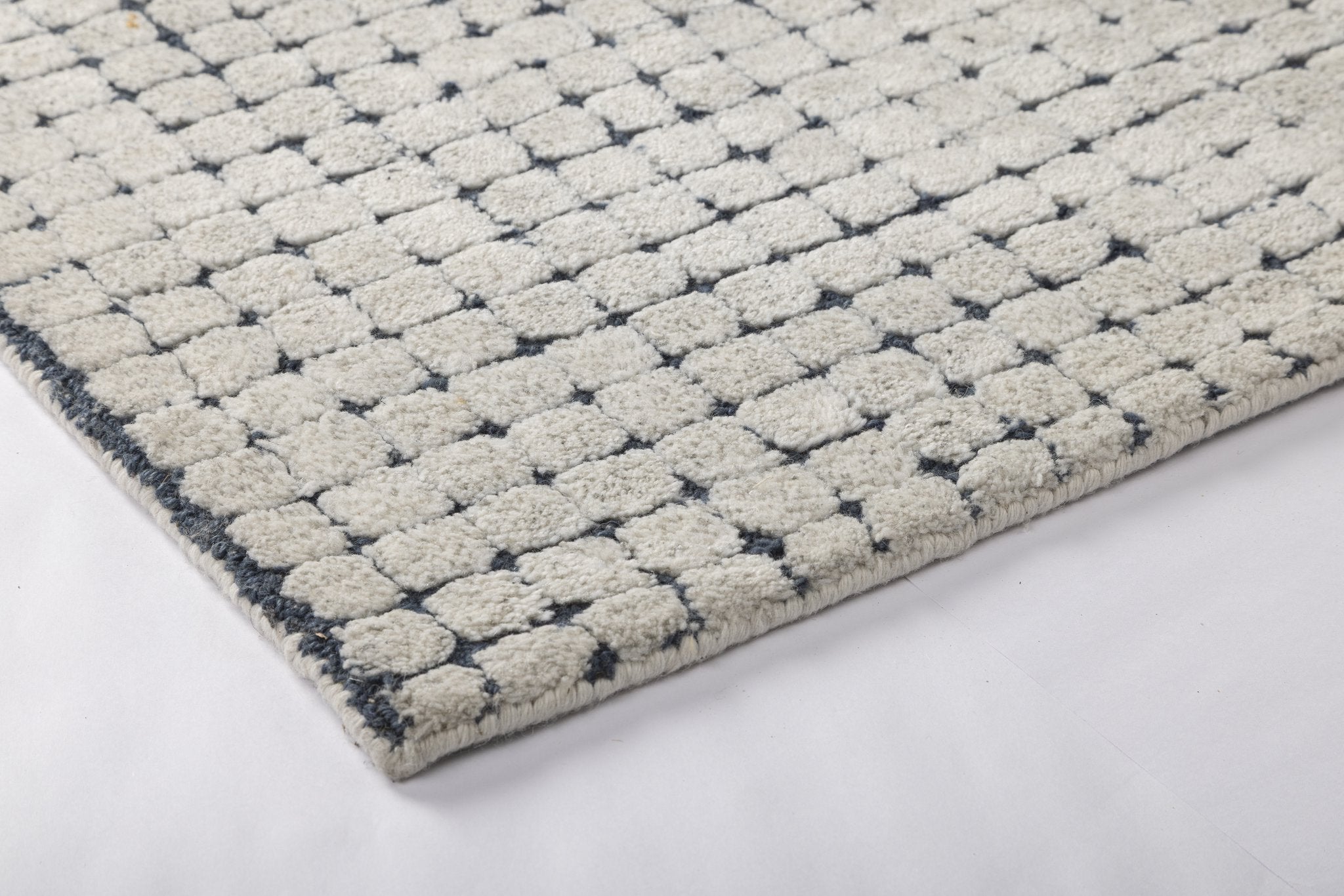 Ink Grid Whisper - Handcrafted Wool Carpet - 100 % Wool - 8*5 ft