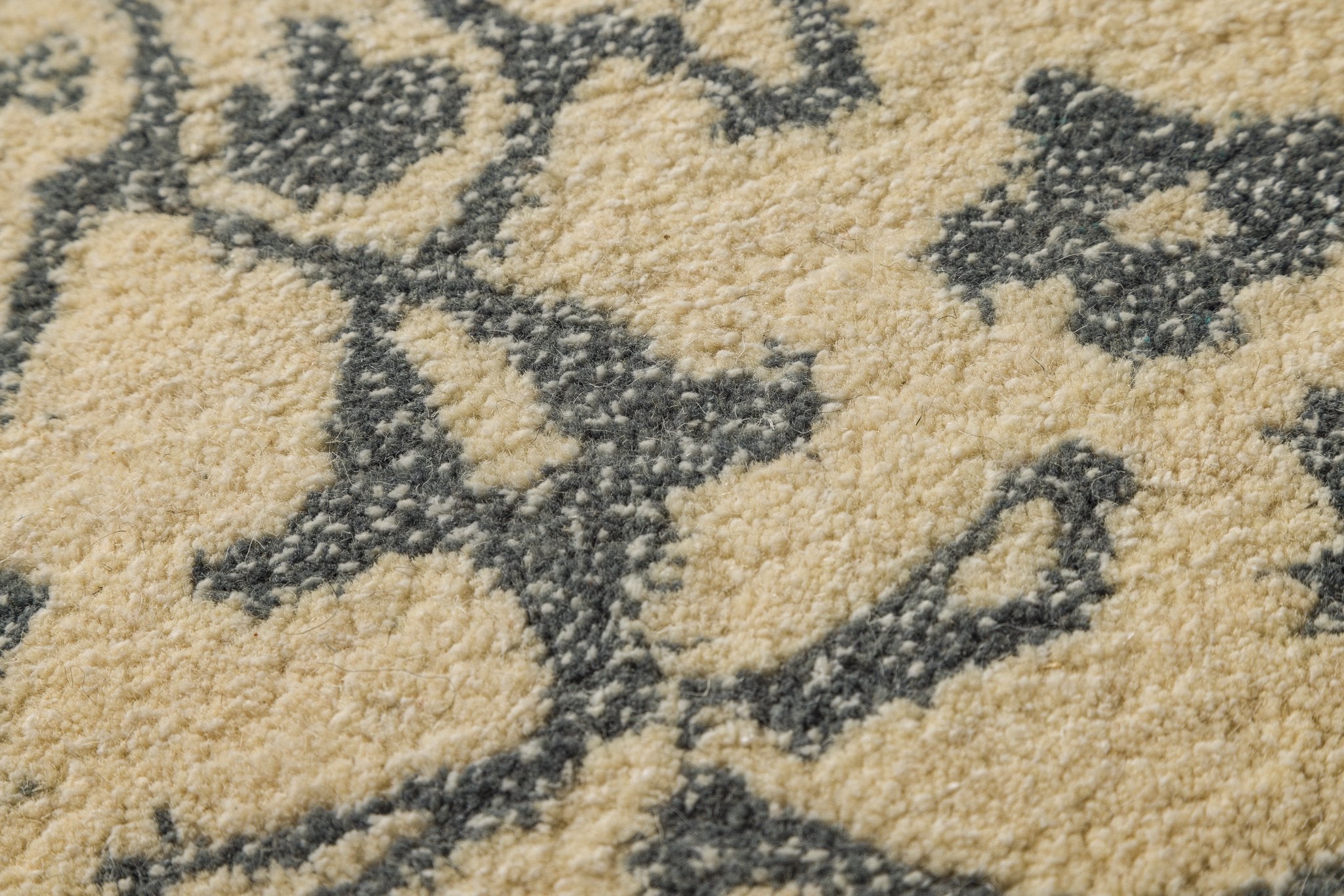 Ivory Heritage Bloom – Handcrafted Silk Wool Rug - 60% New Zeland Wool + 40% Silk - 8*10